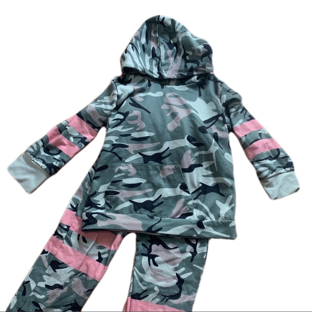 Girls Camo w/ Pink Accents Sweat Suit